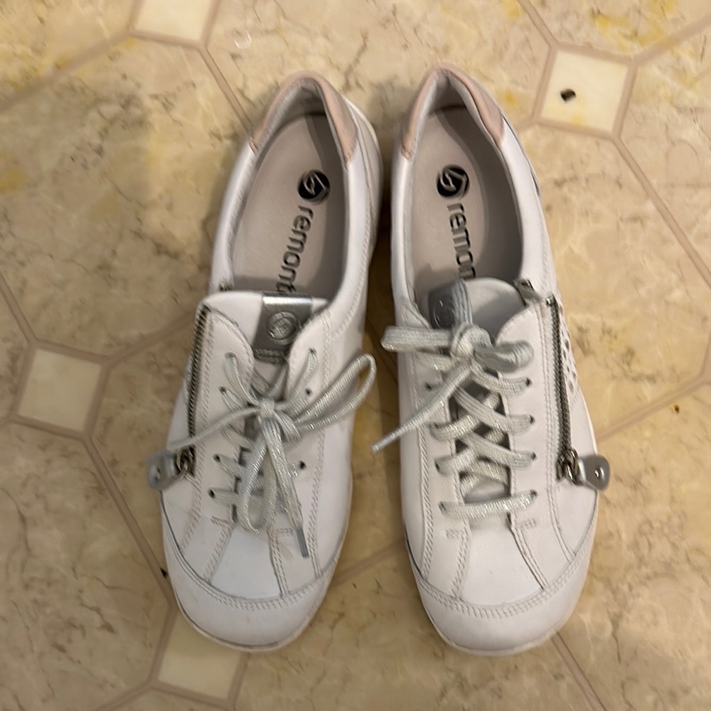 Remonte White Sneakers Classic Low-Top Design
